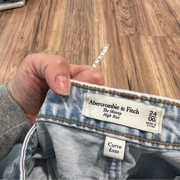 Abercrombie & Fitch Curve Love High Rise Skinny Jean with Vent Hem - Picture 7 of 7